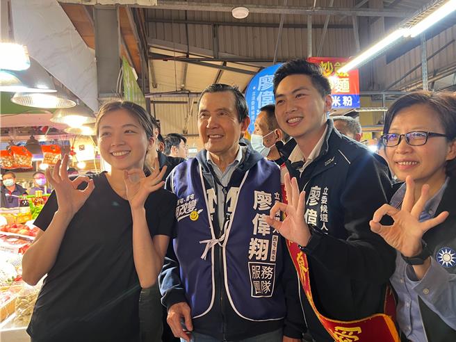 前总统马英九今天南下台中辅选，傍晚陪同国民党台中四选区立委候选人廖伟翔前往黎明黄昏市场扫街拜票，在市场摆摊的正妹摊商也支持者也比出总统候选人侯友宜的3号号次力挺国民党。（张亦惠摄）