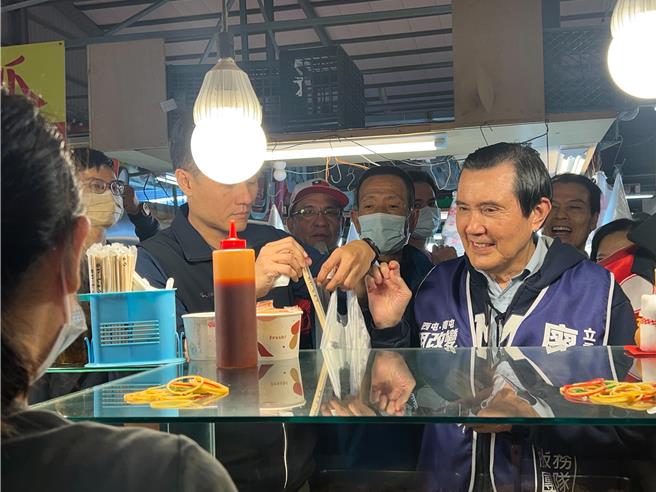 马英九陪廖伟翔扫市场，自掏腰包买了贝果跟米粉。（张亦惠摄）