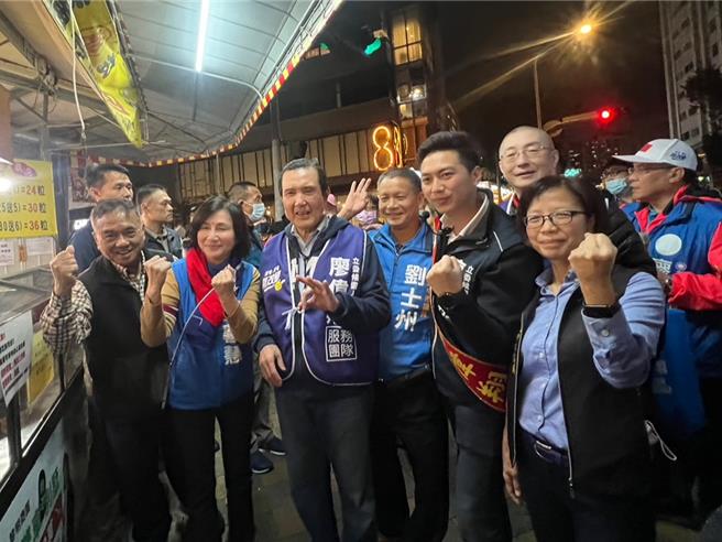 马英九与廖伟翔团队由台中市议员黄馨慧、朱暖英、刘士州等人陪同到黎明黄昏市场拜票。（张亦惠摄）