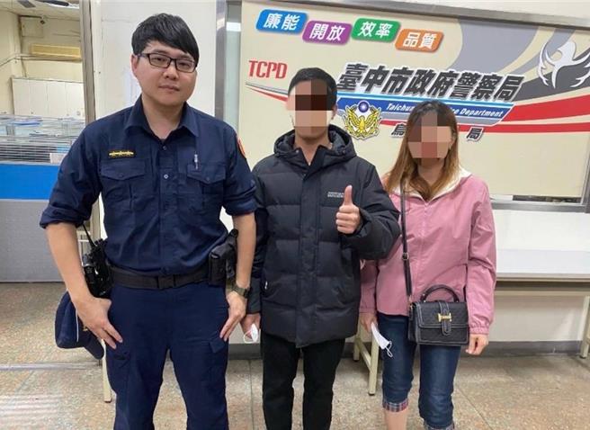 台中市警察局烏日分局員警日前收到熱心民眾拾獲的手機，苦於找不到外籍失主時，精通泰、越、國語的外籍移工武氏女子來電，經其協助，順利找到失主泰籍朋姓男子。（烏日警分局提供／潘虹恩台中傳真）