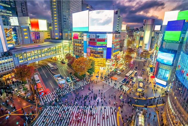 限定小年夜高雄出发，走访东京迪士尼、浅草观音寺、涩谷天空展望台等，清舱价49，800元起。(可乐旅游提供)