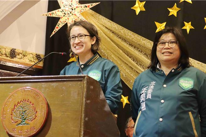 萧美琴说她在总统府承担责任时，立法院也有团结进步力量一起为台湾做更多事，请大家支持王美惠。（吕妍庭摄）