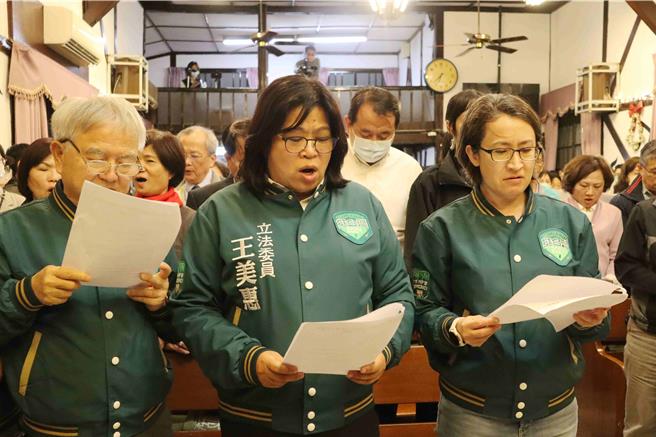 萧美琴傍晚到嘉义市辅选、前往西门教会，与教友们一起演唱本土歌曲。（吕妍庭摄）