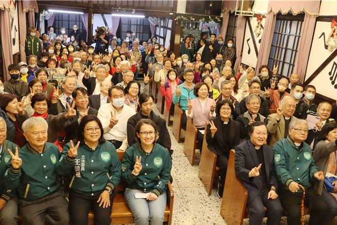 萧美琴傍晚到嘉义市辅选、前往西门教会，受到民眾、教友热情欢迎。（吕妍庭摄）