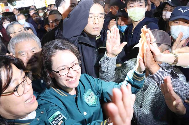 萧美琴傍晚到嘉义市辅选、前往西门教会，受到民眾、教友热情欢迎。（吕妍庭摄）