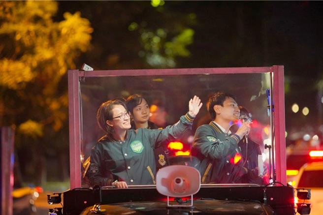 萧美琴到嘉义市前，先陪同民进党嘉义县山区立委参选人陈冠廷在大林镇车队扫街。（陈冠廷竞选团队提供∕吕妍庭嘉义传真）