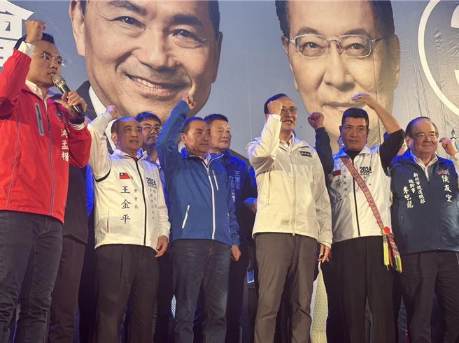 左起：立委洪孟楷，前立法院长王金平，总统候选人侯友宜，党主席朱立伦。（周毓翔摄）