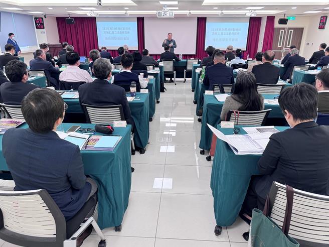 国防部副部长徐衍璞上将、国防部法律事务司司长沈世伟中将18日特别到最高检察署，与全国一、二、三审检察机关首长举行「军司法会议」，共同对军法案件侦办，充分交换意见。(最高检提供)