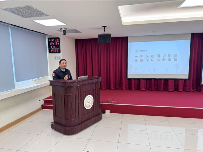 国防部副部长徐衍璞上将、国防部法律事务司司长沈世伟中将18日特别到最高检察署，与全国一、二、三审检察机关首长举行「军司法会议」，共同对军法案件侦办，充分交换意见。(最高检提供)