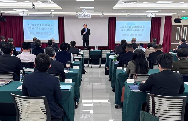 国防部副部长徐衍璞上将、国防部法律事务司司长沈世伟中将18日特别到最高检察署，与全国一、二、三审检察机关首长举行「军司法会议」，共同对军法案件侦办，充分交换意见。(最高检提供)