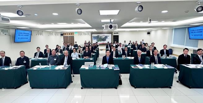 国防部副部长徐衍璞上将、国防部法律事务司司长沈世伟中将18日特别到最高检察署，与全国一、二、三审检察机关首长举行「军司法会议」，共同对军法案件侦办，充分交换意见。(最高检提供)