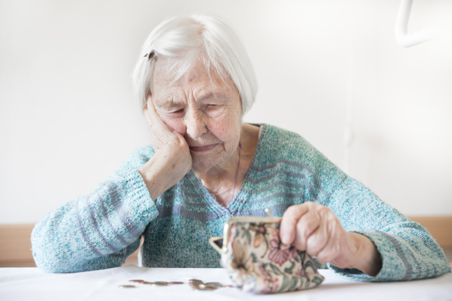 OECD發布最新統計，南韓66歲以上長者40.4%活在貧窮線之下，是38個成員國比例唯一突破4成的國家，女性處境又比男性更困難。（示意圖／Shutterstock）
