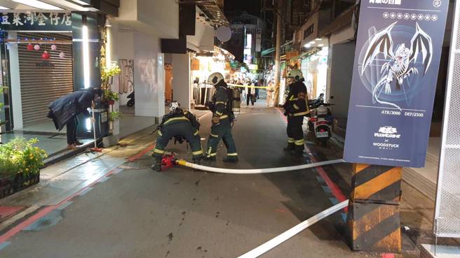 台北市士林夜市大南路，今19日下午17時許發生瓦斯外漏的案件，消防局獲報，派出指揮車2輛、消防車輛2輛、人員13名前往戒護。（翻攝畫面）