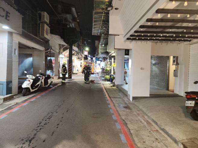 台北市士林夜市大南路，今19日下午17時許發生瓦斯外漏的案件，消防局獲報，派出指揮車2輛、消防車輛2輛、人員13名前往戒護。（翻攝畫面）