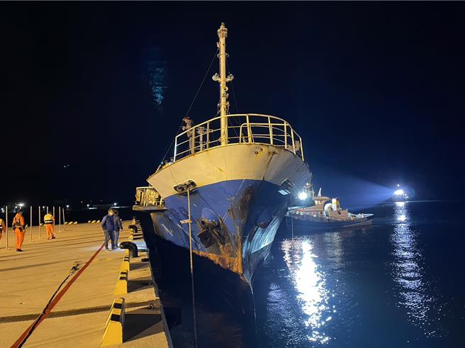 2023年12月19日澎湖縣／喀麥隆籍貨輪「海順（HAISHOU）」17日擱淺在澎湖白沙後寮海域。經航港局介入並委由專業拖救團隊處置，在19日下午配合漲潮之際順利將其拖離現地，並在晚間拖進馬公港碼頭泊靠。（許逸民攝）