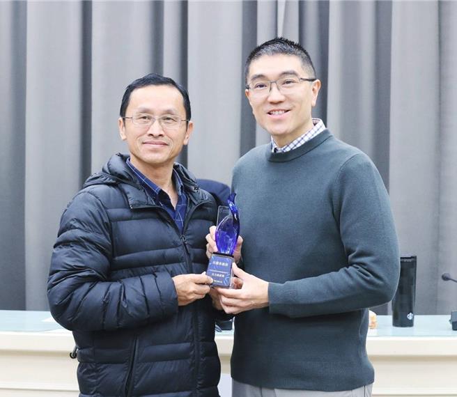 教育部办理的2023年「海洋教育推手奖」颁奖典礼中，基隆市在全国22个县市中脱颖而出，荣获「海洋教育推手—地方政府奖」特优，19日由教育处代理处长杨桂杰（左）将奖项献给基隆市长谢国梁（右）与市府全体同仁。谢国梁表示，市府将持续推动海洋教育，使教育领域多元化。（基隆市教育处提供／徐佑升基隆传真）