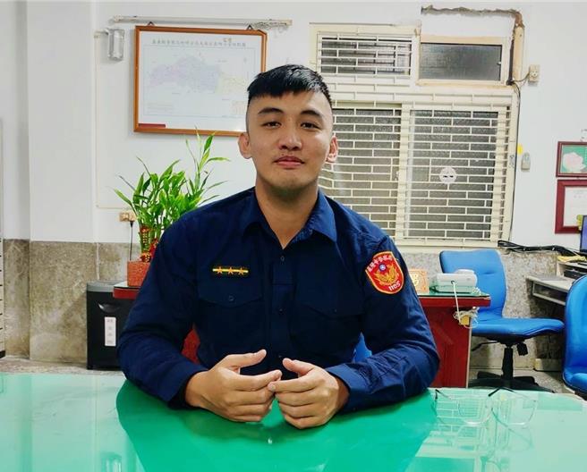 嘉義縣警察局竹崎分局梅山大南聯合所警員石碩是鄒族勇士，日前機警查獲毒品案。（竹崎分局提供∕ 呂妍庭嘉義傳真）