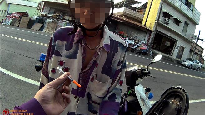 石碩將他右側褲子口袋物品取出檢視，發現一支未使用過的針筒。（竹崎分局提供∕ 呂妍庭嘉義傳真）