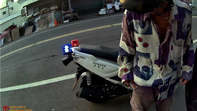 石碩陸續從林男其他口袋找到2支疑似用過的毒品針筒。（竹崎分局提供∕ 呂妍庭嘉義傳真）