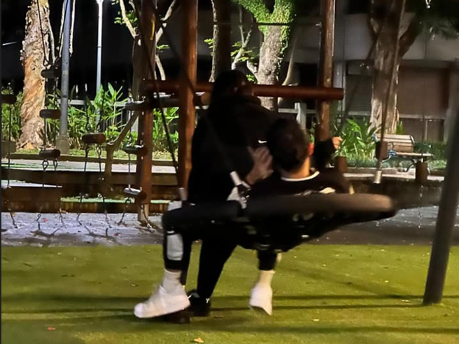 一對年輕男女在公園內一起玩盪鞦韆。（翻攝爆廢公社二館）