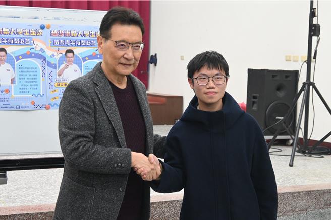 趙少康與學生合影留念。（李京昇攝）