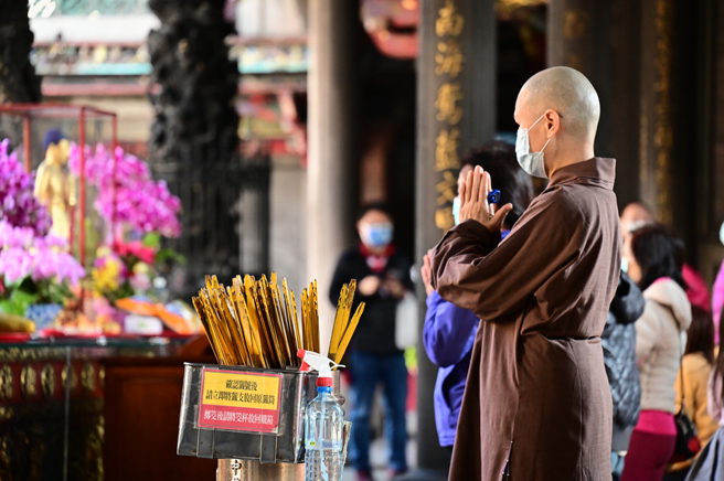 一向有著「佛心法官」之美名的施添寶法官引述佛法「用悔悟的鋤頭耕耘心田」，期許藉此喚醒簡男內心自省的意識。（圖僅示意 / shutterstock）