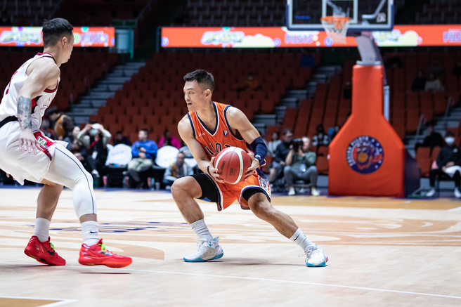 領航猿李學林（右）首度上場。（PLG提供）