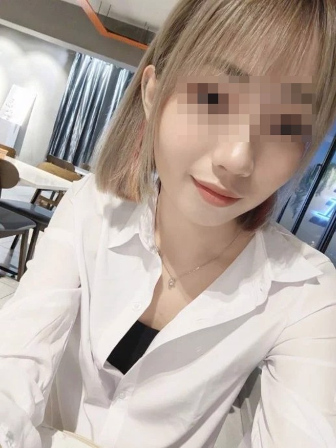 这名笑容甜美，外型亮丽，年仅26岁的华裔驻唱女歌手，遭追求者惨忍杀害。（图/翻摄星岛网）