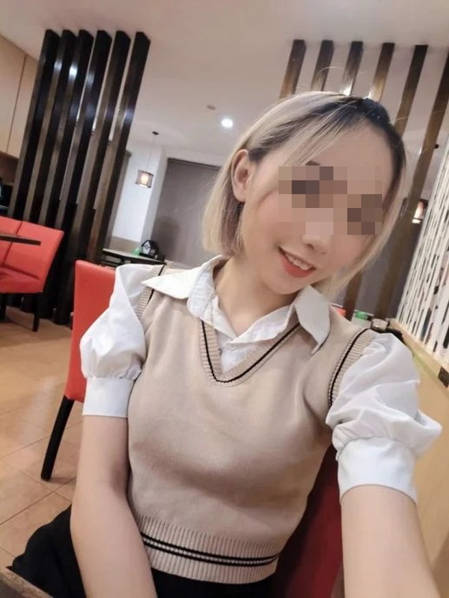 这名笑容甜美，外型亮丽，年仅26岁的华裔驻唱女歌手，遭追求者惨忍杀害。（图/翻摄星岛网）