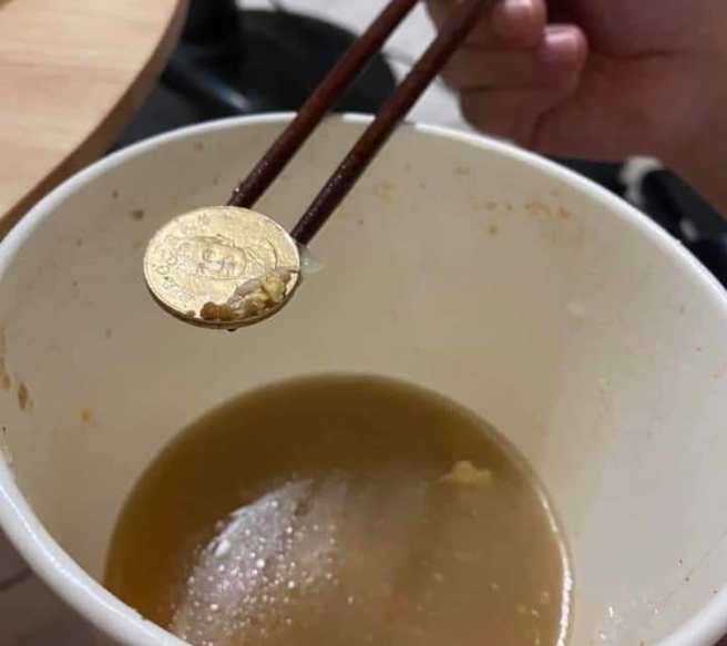網友在外帶餐點中發現1枚50元硬幣，讓其他人開玩笑稱「獲得回饋金」。（圖／翻攝自爆廢1公社）