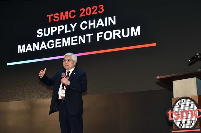 台積電董事長明年中將交棒現任副董魏哲家，正式結束雙首長制，專家認為，如何再創台積新商業模式，打造成為精品，獲取更高毛利，是其上任後最大最大課題。(台積電提供)