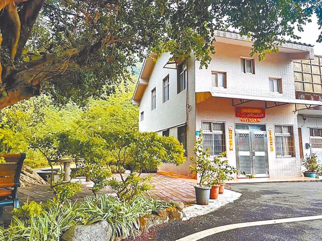 賴清德面對老家違建爭議狂燒，甚至被發現有憲兵24小時駐守，遭網友戲稱「賴皮寮」。(圖／讀者提供)