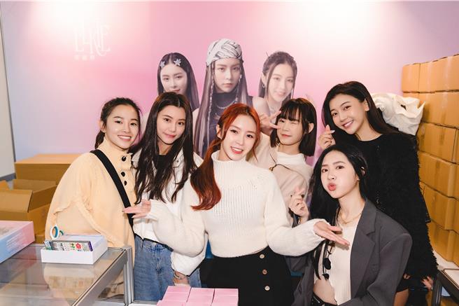 炸裂女孩驚喜探班，盧以恩（左起）、各務禮美奈、Elkie、吳心緹、宋婉卉、林芷芸。（KEYMAXii提供）