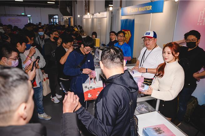 現場近百人排隊購買為拿到Elkie親簽。（KEYMAXii提供）