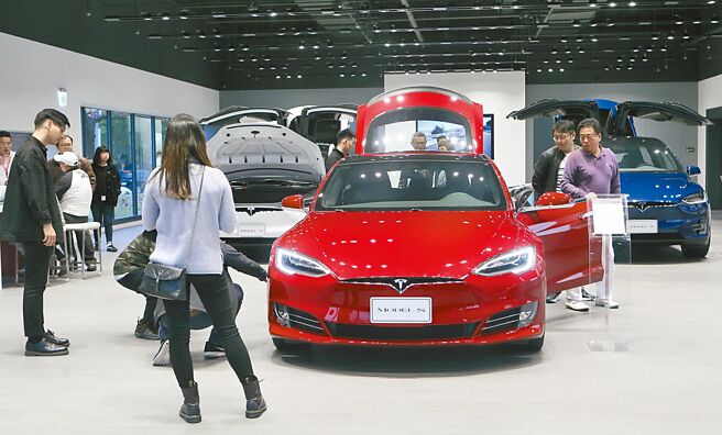 台灣2022年新增掛牌電動車1.66萬輛，僅占總體新車比重3.85％，遠低於全球。政府補助民眾購車，大都仍是選購燃油車，政策節能減碳效果不明顯。圖／本報資料照片