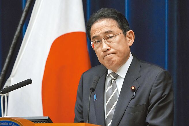日本首相岸田文雄支持率降至新低，民眾看好石破茂任下届首相。图文岸田文雄出席记者会。（新华社）