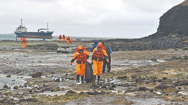 第七岸巡队弟兄18日上午在发现油污的澎湖后寮天堂路潮间带，以吸油棉吸附外泄燃油并清运上岸。（许逸民摄）