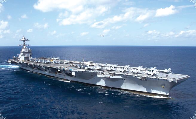 美国超级航母「福特」号（USS Gerald R. Ford，CVN-78）穿越大西洋的画面。（美国海军）