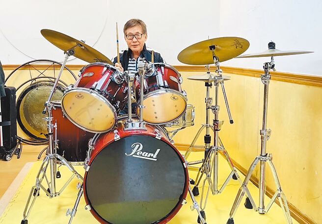 梁修身活到老學到老，最近拜師學打鼓。（梁修身提供）