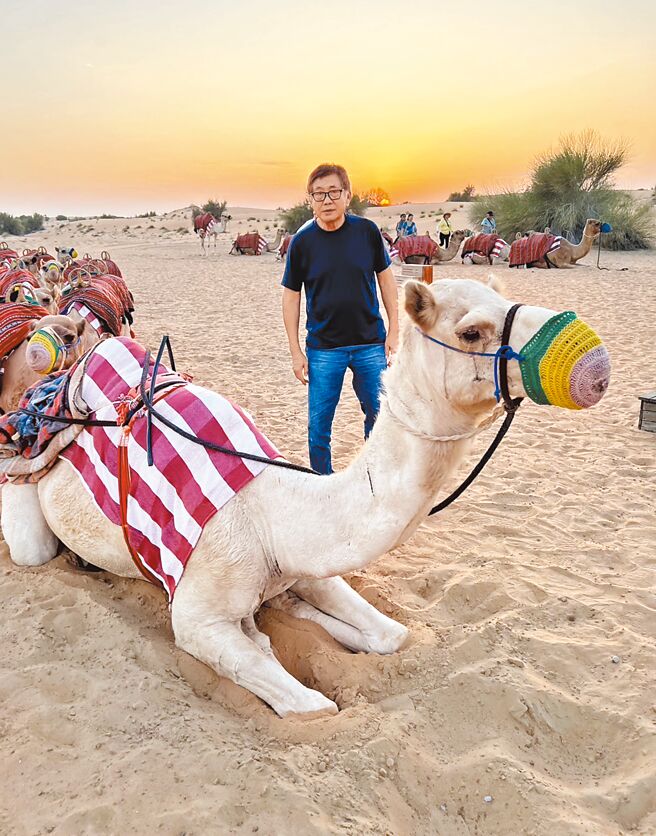 梁修身第一次到杜拜旅遊，並體驗騎駱駝。（梁修身提供）