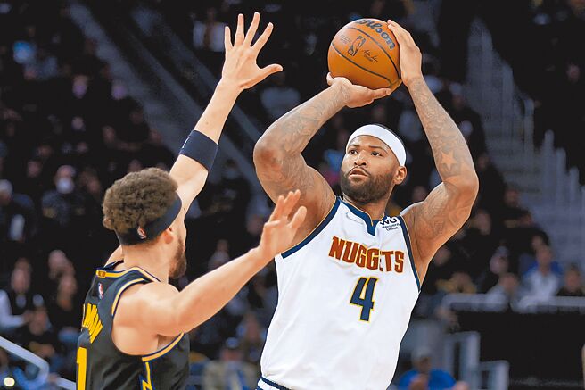 卡森斯（右）確定短期加盟T1聯盟台啤永豐雲豹。（美聯社）