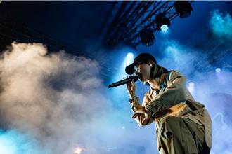 男歌手爆意外舞台踩空跌倒「椎間盤突出」苦喊：痛一整年