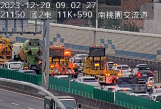 國道2號南桃園交流道「2大貨車追撞」！車流大塞5K紫爆