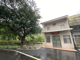 影》「賴皮寮」現場最新！打卡民眾多   阿伯怒喊：這不叫違建叫什麼？