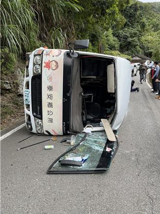 疑駕駛吃感冒藥身體不適 泰安鄉幸福巴士自撞山壁翻車