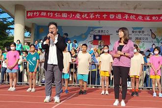 竹縣創作歌手邱廉欽寫客語新歌《記得》 母校竹仁國小新校歌