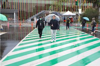 视察港西街候车帐棚 谢国梁：加快城际转运站启用