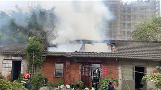 蛋煎一半...電線走火了！台中翁奔逃 火煙竄出四合院