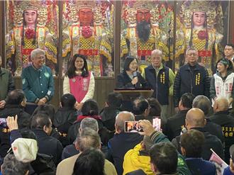 蔡英文赴咸亨宮參香 盼鄉親力挺曾柏瑜