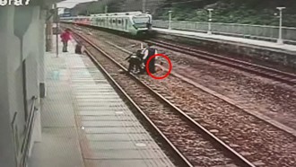 男子硬闖鐵道遭驅離 不惜脫衣「金蟬脫殼」也要過